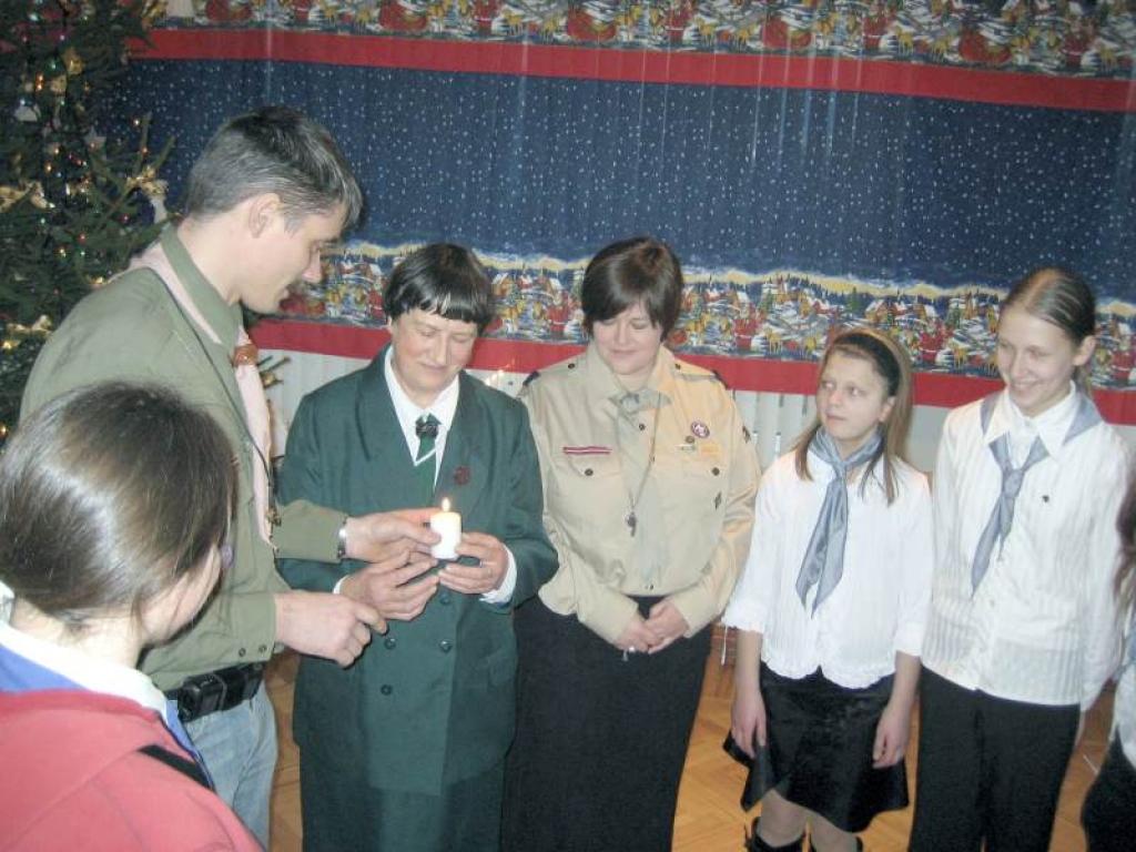 Skautu un gaidu organizāciju vēstneši Gulbenē nodod Bētlemes uguni gaidu 97.vienībai un tās vadītājai Intai Vilkai. 
Autors: Foto: Diāna Odumiņa