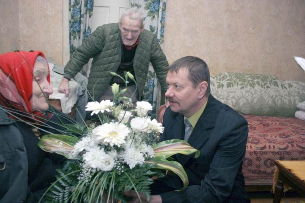 Gulbenieši Olga un Paulis Eglīši uzskata, ka vairāk nekā 60 mūža gadiem, kas vadīti kopā, pieticis gan mīlestības, gan saticības. 
Autors: Foto: Gatis Bogdanovs  