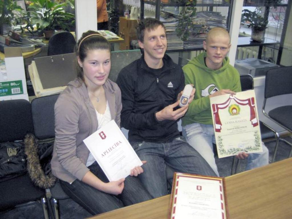 Gulbenes jaunsargi Kristīne Ameļčenko, Kaspars Brezinskis un Edijs Avens ir apņēmības pilni turpināt darboties organizācijā arī nākamgad. Jaunieši pirms gadumijas sumināti kā labākie Latvijas jaunsargi.
Autors: Foto: Diāna Odumiņa