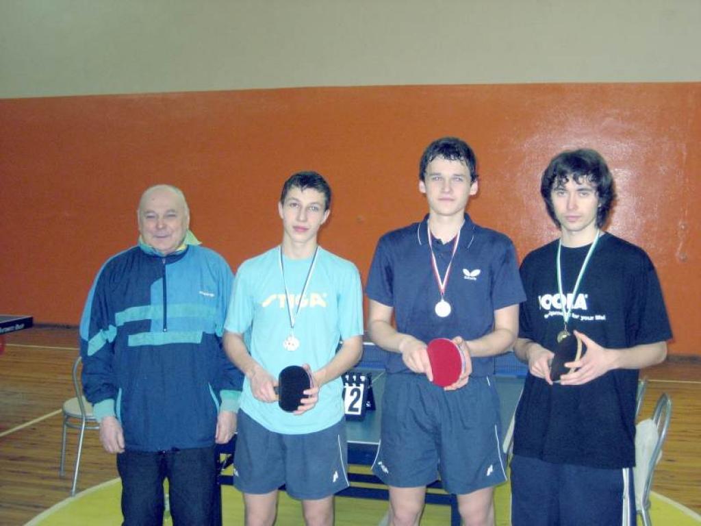 Sacensību uzvarētājs Andis Sirmacis (trešais no kreisās), 2.vietas ieguvējs Lauris Abramovs (otrais no kreisās), 3.vietas ieguvējs Mārtiņš Mūrmanis (pitrmais no labās) un sacensību organizators Jāzeps Odumiņš (pirmais no kreisās). 
Autors: Foto: no personiskā albuma