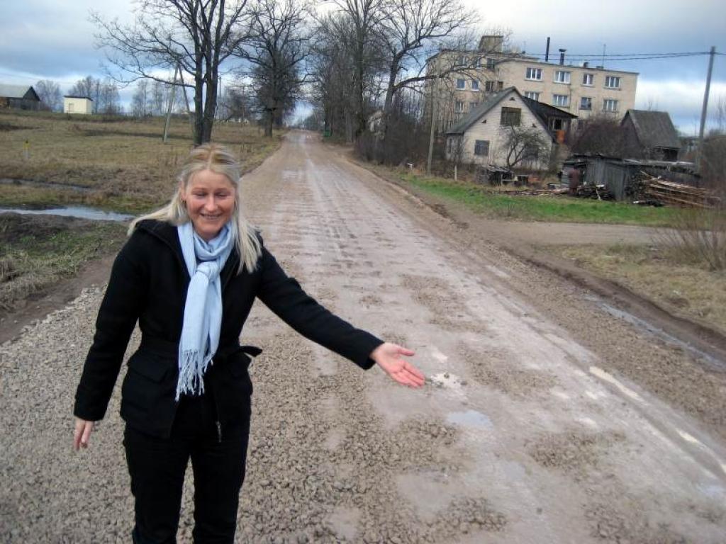 Gulbeniete Aira Kence stāv uz Raiņa ielas netālu no savas mājas. Šī iela ir zemes ceļa, kas ved ādā no pilsētas uz Beļavas pagastu. 