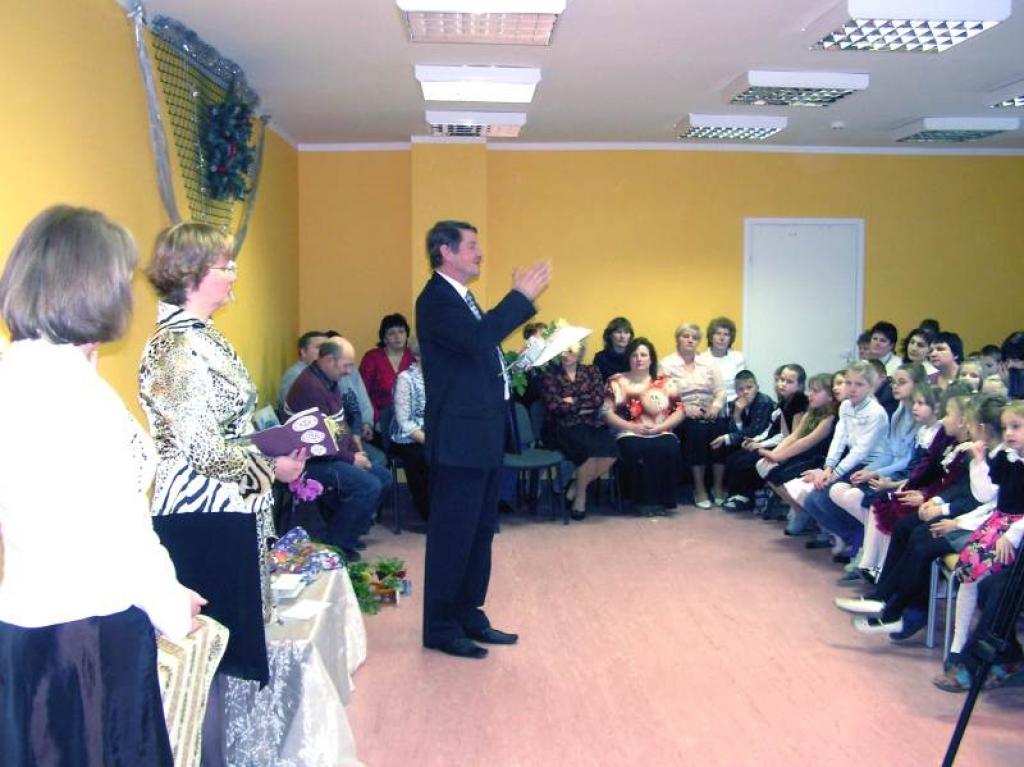 Skolas rekonstrukcijas trešās kārtas atklāšanas pasākumā pagasta padomes priekšsēdētājs Māris Raģelis skolēniem vēlēja labi mācīties, sportot, kā arī saudzēt izremontētās telpas. 
Autors: Foto: Evita Brokāne