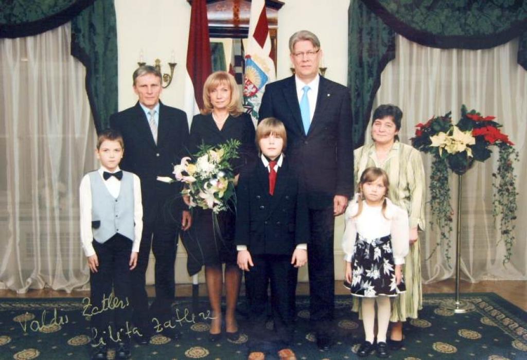 Pirmajā rindā no kreisās stāv Eduards, Reinis un Agnese, otrajā rindā Aija (pirmā no labās) un Aivars Brznieks (pirmais no kreisās). 
Autors: Foto: Gatis Bogdanovs 