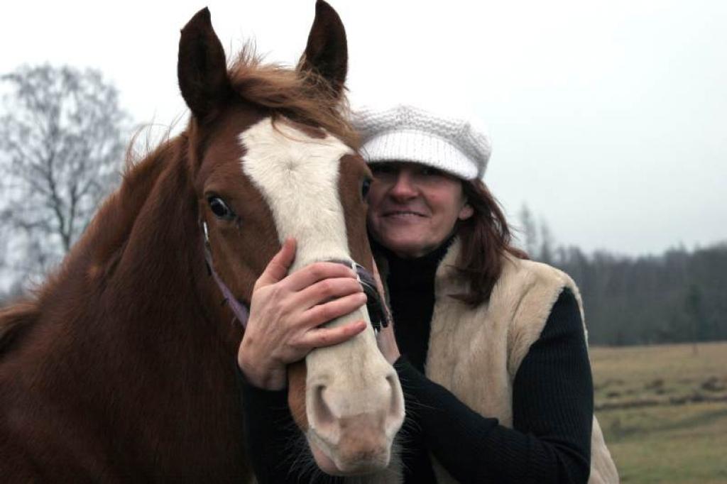 Tirzmaliete Ligita Zvirbule uzskata, ka zirgi sajūt cilvēka noskaņojumu, tāpēc mēdz tiem stāstīt par saviem pārdzīvojumiem un prieku. 
Autors: Foto: Gatis Bogdanovs