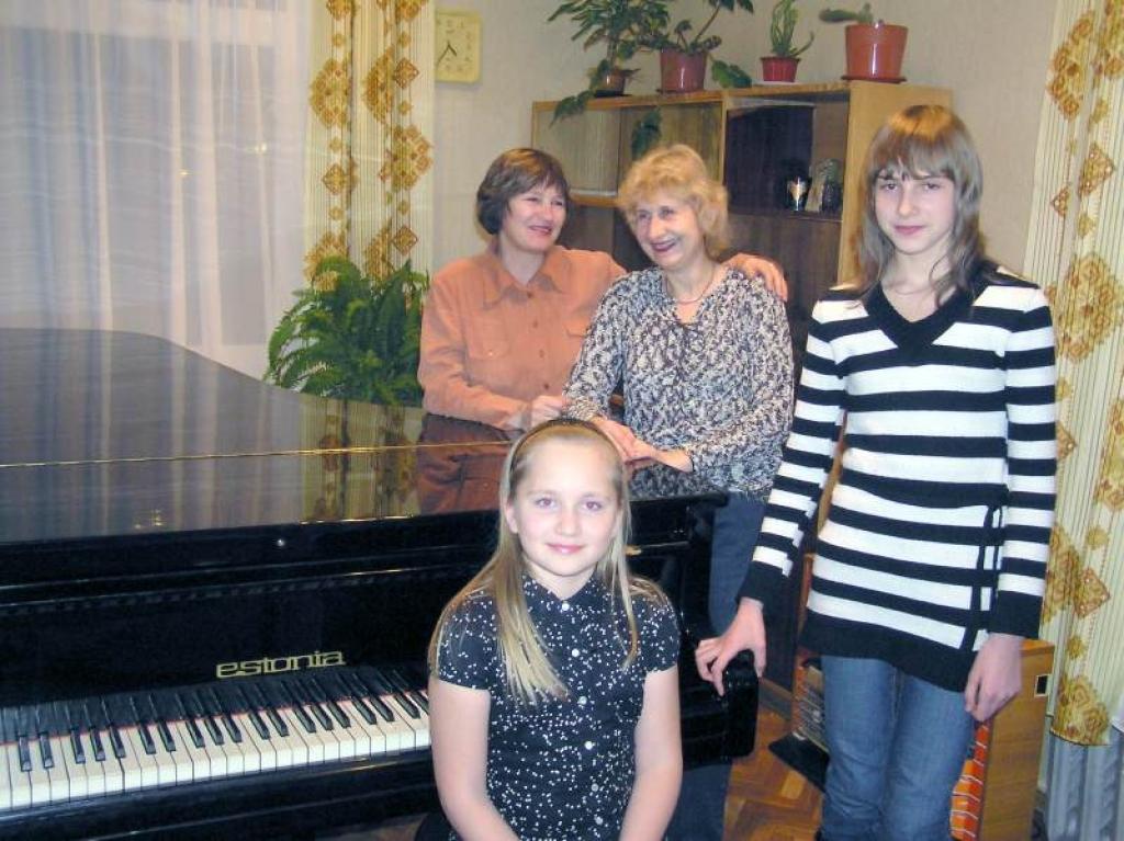 Pianistes Ance Skopane (no kreisās) un Viktorija Bodunova kopā ar savām pedagoģēm Lidiju Musajevu (no kreisās) un Egitu Vanagu. 
Autors: Foto: Evita Brokāne