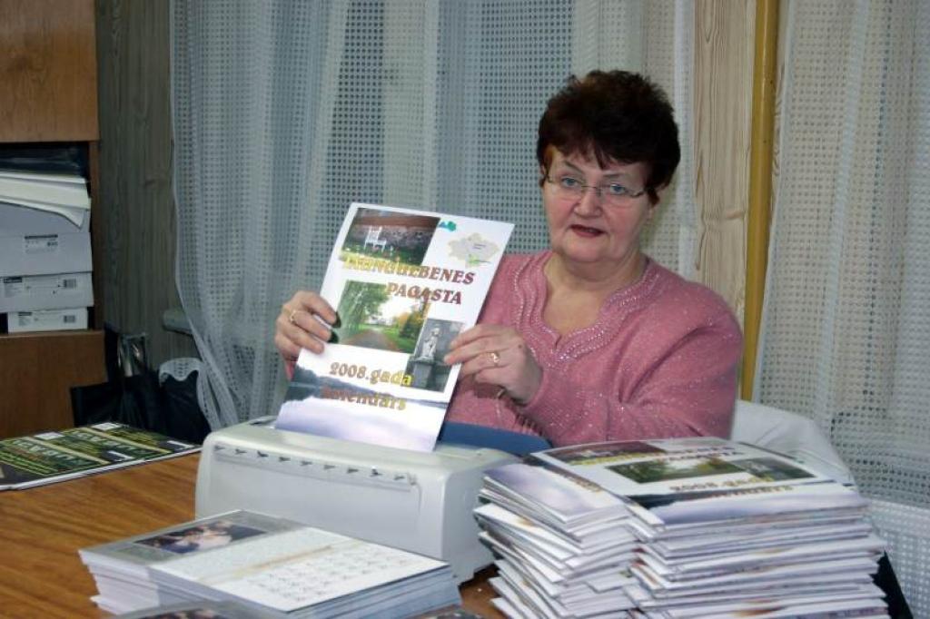 Vītola izdevniecības darbiniece Valentīna Cibuļska praktiski palīdz tapt Jaungulbenes pagasta un Stāķu pamatskolas kalendāriem. 
Autors: Foto: Gatis Bogdanovs