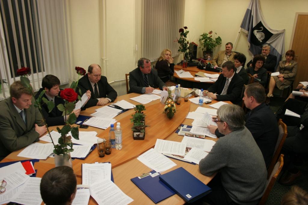 Gulbenes pilsētas domes kārtējā sēdē nepiedalījās divi deputāti - Zintis Vībāns, kas atrdās ārpus Latvijas, un Ivars Kupčs - šīs dienas jubilārs. 
Autors: Foto: Gatis Bogdanovs