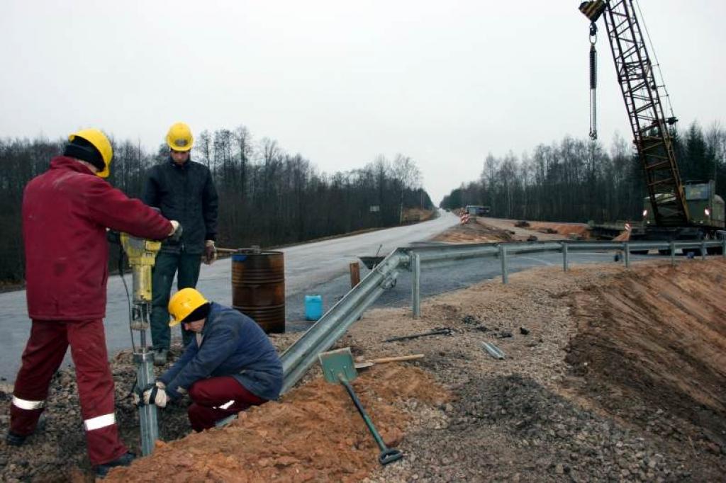 Kauzpītes tilta rekonstrukcijas darbu veicēji darbus sola beigt līdz nākamā gada maijam vai jūnijam. 
Autors: Foto: Gatis Bogdanovs 