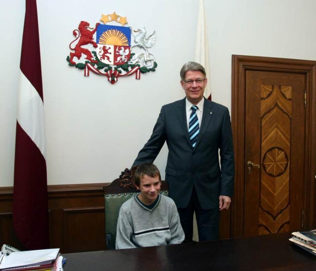 Valsts prezidents Valdis Zatlers jautāja, vai kāds vēlas kļūt par prezidentu. Egilam Ločmelim bija šāda vēlēšanās. V.Zatlers viņu kā jau topošo prezidentu iesēdināja savā krēslā un kopā nofotografējās. 
Autors: Foto: no personiskā albuma