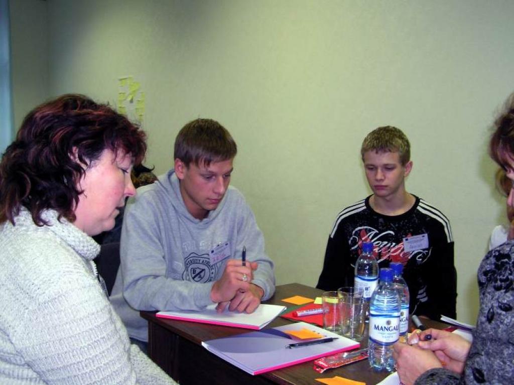 Projektā iesaistītie skolēni darbojās grupās kopā ar skolotājiem, gan izstrādājot virzienus, kādos darbosies turpmāk, gan apspriežot aktualitātes, kādas ir nepieciešamas, lai veidotu pilsonisko līdzdalību.
Autors: Foto: Inita Savicka