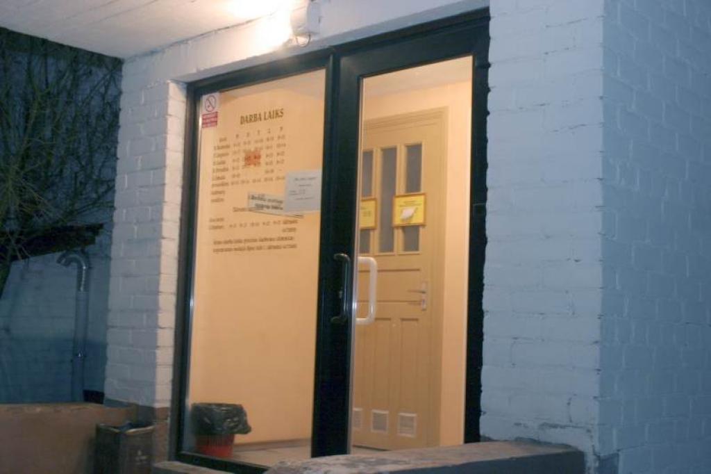 Līdz pirmdienai ar Veselības obligātās apdrošināšanas valsts aģentūru līgumus primārās veselības aprūpes pakalpojumu sniegšanai iedzīvotājiem ir parakstījuši tikai 12 no 190 ģimenes ārstiem Alūksnes, Balvu, Cēsu, Gulbenes, Limbažu, Madonas, Valkas, Valmieras rajonā. No Alūksnes rajona līgumu parakstījusi divi ārsti, no Gulbenes rajona - pagaidām neviens.
Autors: Foto: Gatis Bogdanovs