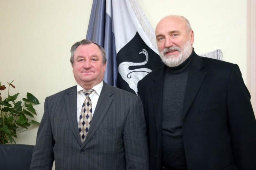 Gulbenes pilsētas domes priekšsēdētājs Nikolajs Stepanovs kopā ar Ivaru Godmani, kas kā iekšlietu ministrs novembra vidū darba vizītē viesojās Gulbenē .
Autors: Foto: Gatis Bogdanovs (no arhīva)