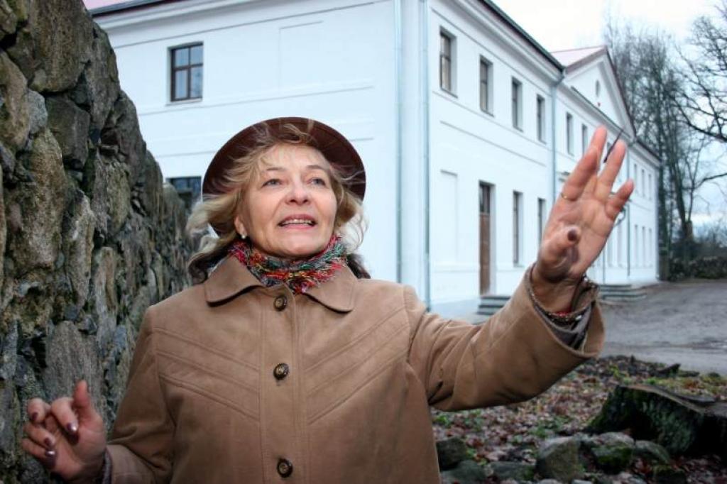 Litenes pamatskolas direktore Sarmīte Locāne ar mīlestību stāsta par Liteni, jo uzskata, ka dzimtajai pusei bijis liels pievilkšanas spēks, kas licis arī viņai tajā atgriezties.
Autors:  Foto: Gatis Bogdanovs