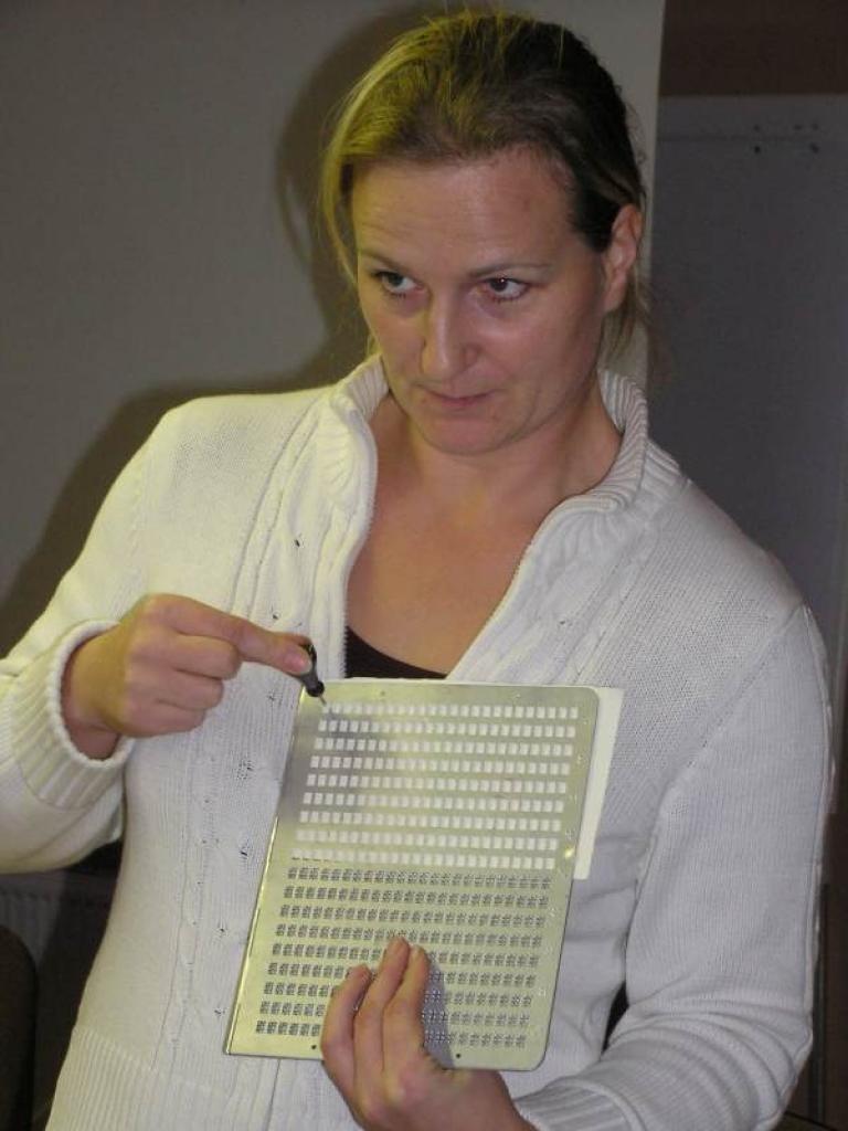 Gulbenes bibliotēkā viesojās centra direktora vietniece Māra Henele, kas stāstīja par redzes invalīdu dzīvi un spēju pielāgoties jaunajiem apstākļiem. 
Autors: Foto: Evita Brokāne