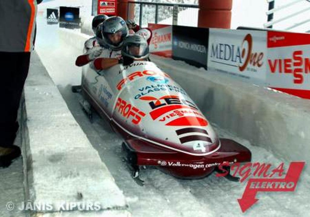 Jānis Miņins, Daumants Dreiškens, Oskars Melbārdis un Intars Dambis finišā.
Autors: Foto: Jānis Ķipurs (www.bobslejs.lv)