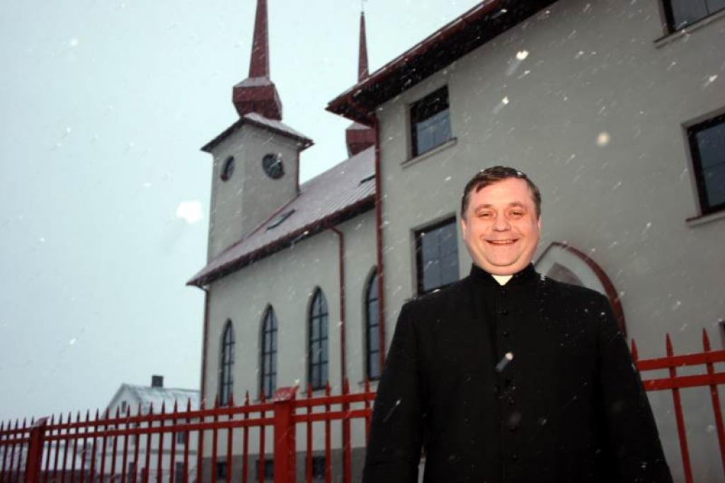 Gulbenes katoļu draudzes priesteris Vjačeslavs Bogdanovs gaidīs visus gulbeniešus sestdien pulksten 18.00 pie katoļu baznīcas, lai kopā iedegtu sveci adventes vainagā. 
Autors: Foto:Gatis Bogdanovs