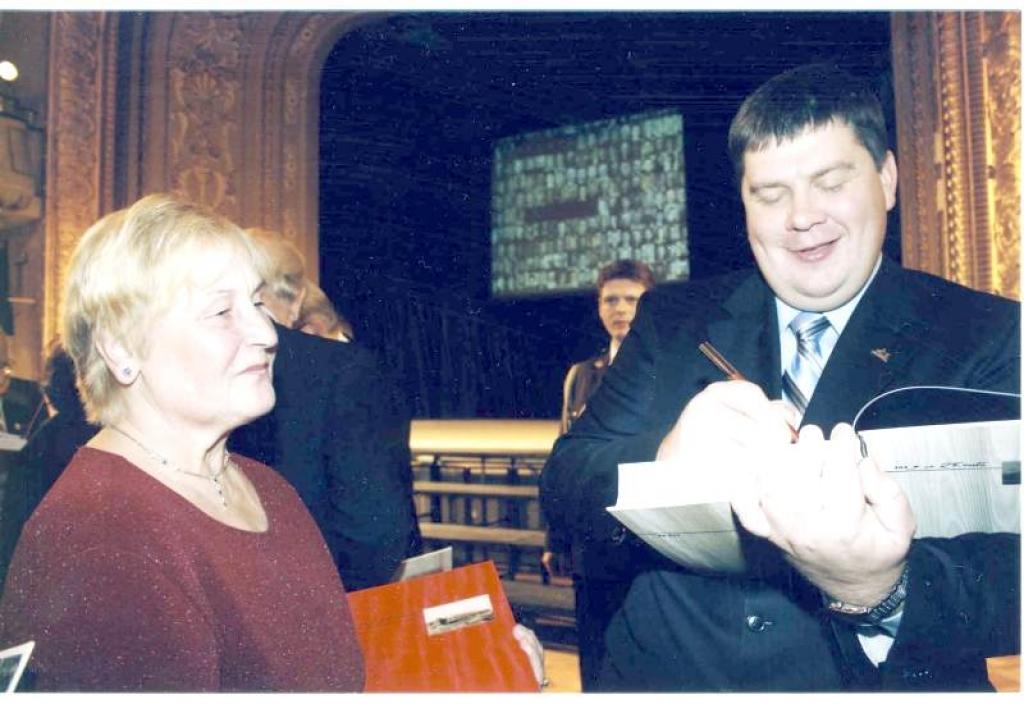 Lielu materiālu atbalstu, lai vēsturiskie dokumenti tiktu apkopoti grāmatā, sniegusi arī Ministru kabineta izveidotā komisija. Tās vārdā autogrāfu grāmatā ierakstīja ne tikai Prezidents Valdis Zatlers, bet arī bijušais Ministru prezidents Aigars Kalvītis. Grāmatu saņem rajona politiski represēto nodaļas vadītāja Aira Anča. 
Autors: Foto: no personiskā albuma