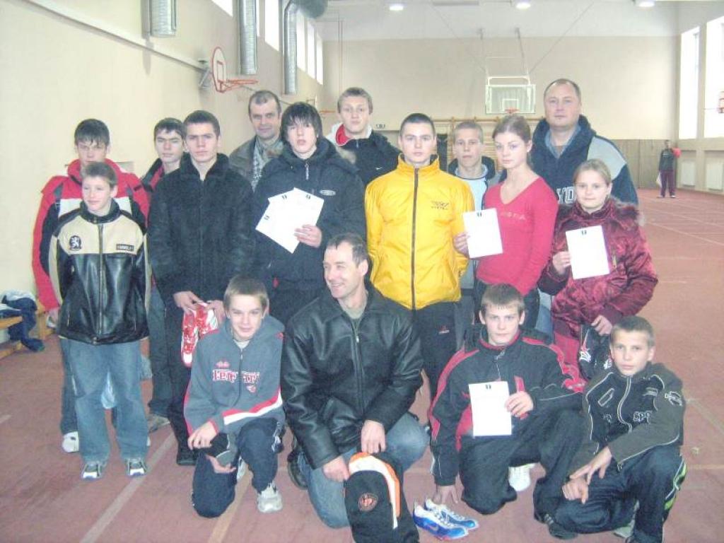 Gulbenes rajona jaunie vieglatlēti sacensībās Daugavpilī 2.decembrī pārliecinājās, ka ir konkurētspējīgi ar citiem sportistiem. Kopā ar Gulbenes sporta skolas komandu - direktors Normunds Aizpurs un treneris Voldemārs Mezītis. 
Autors: Foto: no personiskā albuma