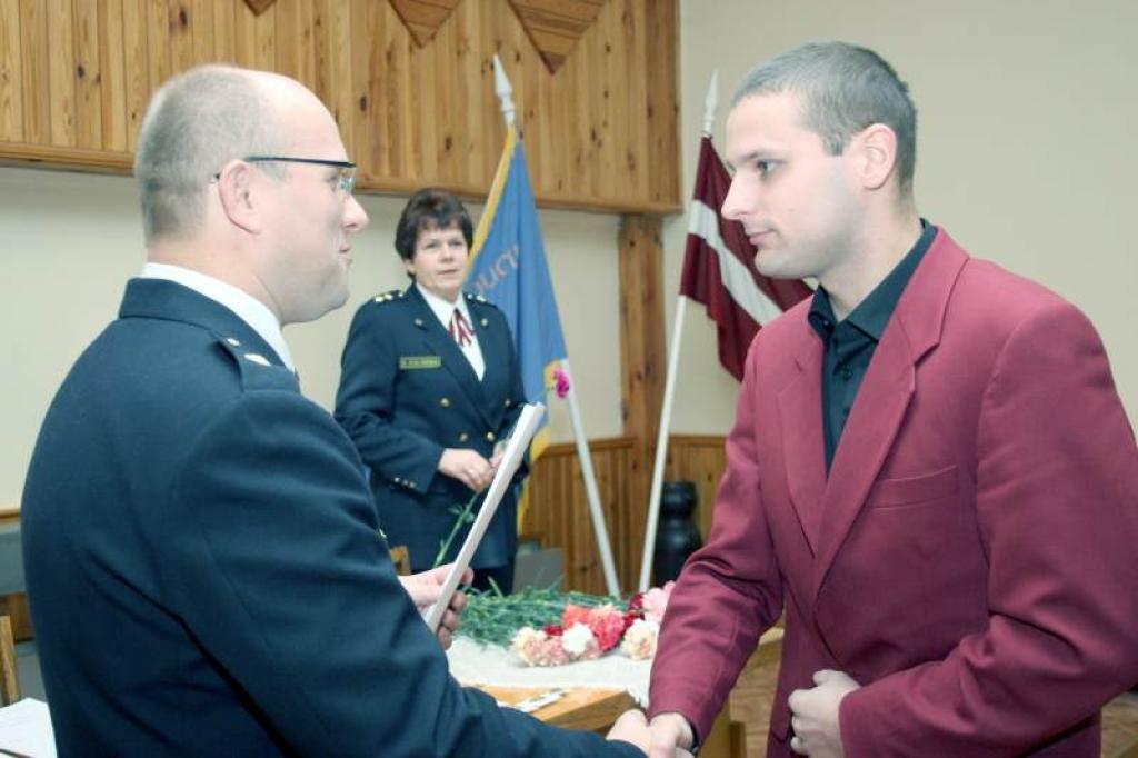 Gulbenes rajona policijas pārvaldes Pateicības rakstu pārvaldes priekšnieks Dzintars Čerbakovs pasniedza arī pārvaldes kriminālpolicijas biroja 2.nodaļas inspektoram, virsleitnantam Mārtiņam Bogdanam. 
Autors: Foto: Gatis Bogdanovs