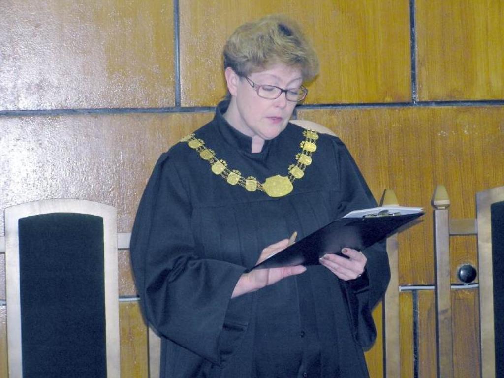 Tesnese Gunta Gulbinska apsūdzētajam Ingum I. piespriedusi mazāku sodu, nekā paredz likuma pants, pēc kura viņam uzrādīta apsūdzība. Par atkārtoti izdarītu krāpšanu krimināllikums paredz brīvības atņemšanu uz laiku līdz sešiem gadiem, iespējama arī mantas konfiskācija vai ar naudas sods līdz simt minimālajām mēnešalgām. 
Autors: Foto: Diāna Odumiņa