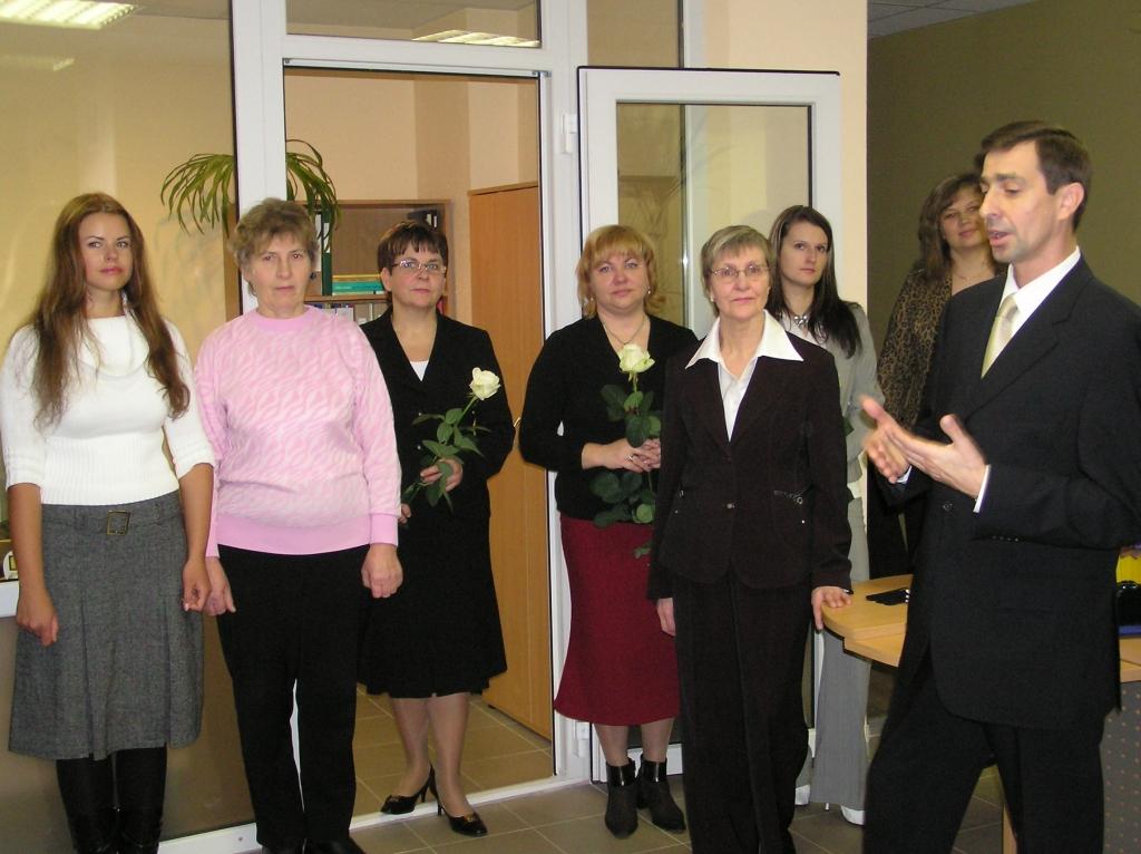 Jaunās pases saņēma Ilze Brīvmane (attēlā nav redzama), Inese Kokareviča (no kreisās), kā arī Jaņina Končaņina (otrā no kreisās). Viņas sveica Pilsonības un migrāciju lietu pārvaldes priekšnieks Vilnis Jēkabsons, kā arī Gulbenes nodaļas vadītāja Zinaīda Borodkina.
Autors:  Foto: Evita Brokāne