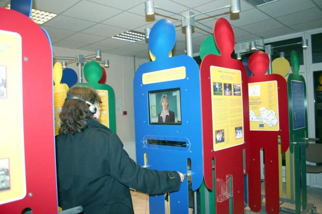 Izstādē gulbenieši varēja iepazīties ar citu cilvēku veiksmes stāstiem gan drukātā, gan video un audioformātā. 
Autors: Foto: Evita Brokāne