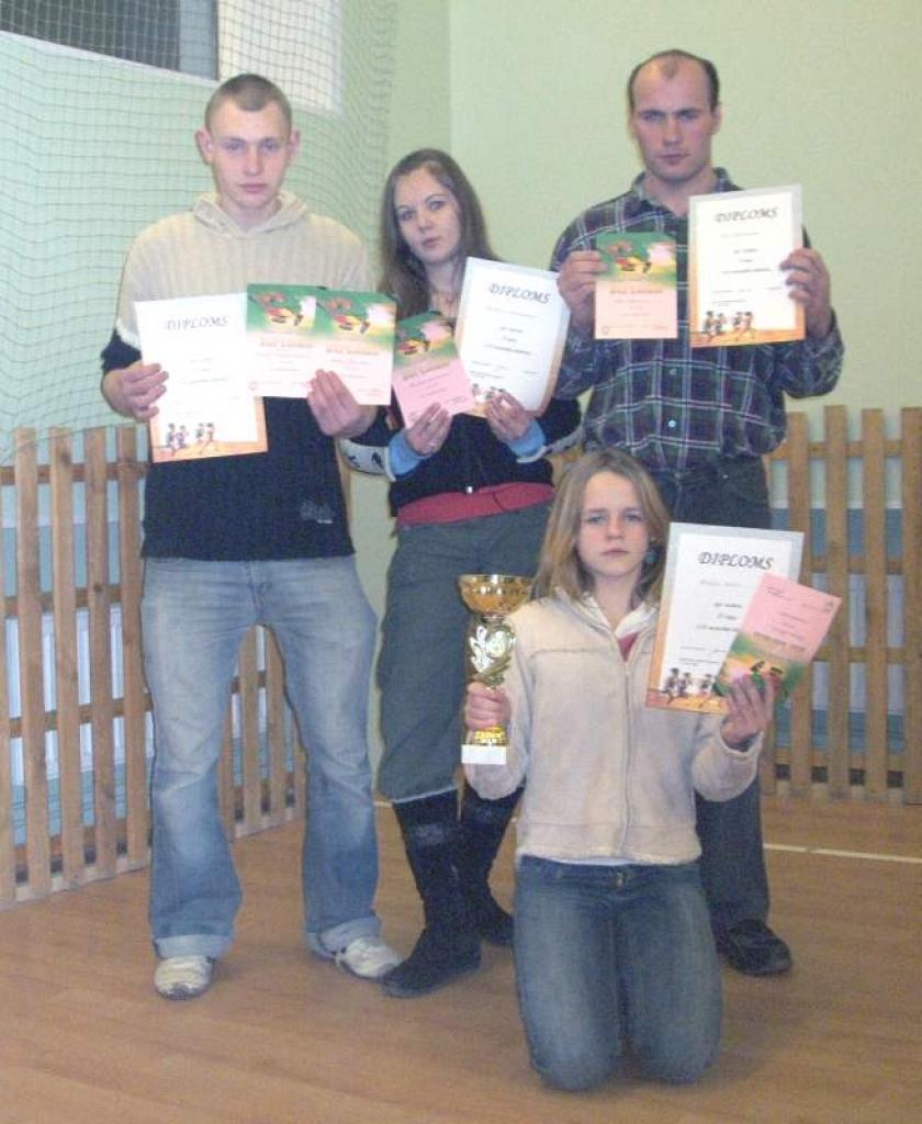 Sveķu skolas dambretisti Kintija Birne (pirmajā rindā), Didzis Burcevs (otrajā rindā), Kristīne Martinovska, Atis Dubrovskis. 
Autors: Foto: no personiskā albuma