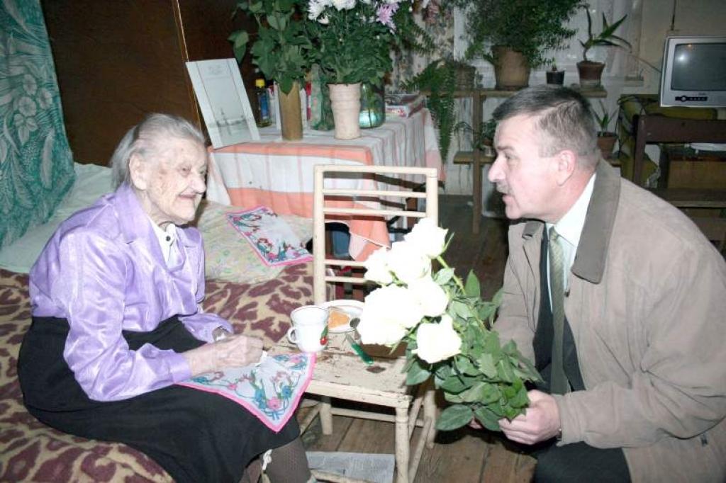 Simtgadnieci Vilmu Sudāri lielajā jubilejā sveica arī pagasta padomes priekšsēdētājs Jānis Antaņevičs. Gaviļniecei galvenokārt tika vēlēta laba veselība, protams, arī dzīvesprieks un dzīvot vēl tik daudz gadus, cik Dievs būs lēmis.
Autors:  Foto: Evita Brokāne