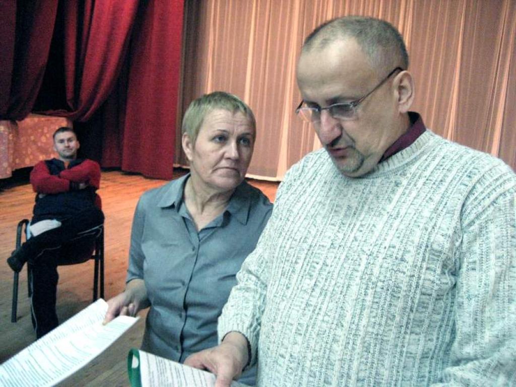 Vietējās Pestīšanas armijas priekšnieci Emmu Pipares kundzi atveidos Inese Stalidzāne (vidū). Viņas vīra Pētera Pipara, sinepju fabrikanta, lomā iejutīsies Ivars Suseklis (no labās). Guntis Princovs atveidos Tomu - Pestīšanas armijas ziņu ievācēju (sēž).
Autors: Foto: Diāna Odumiņa