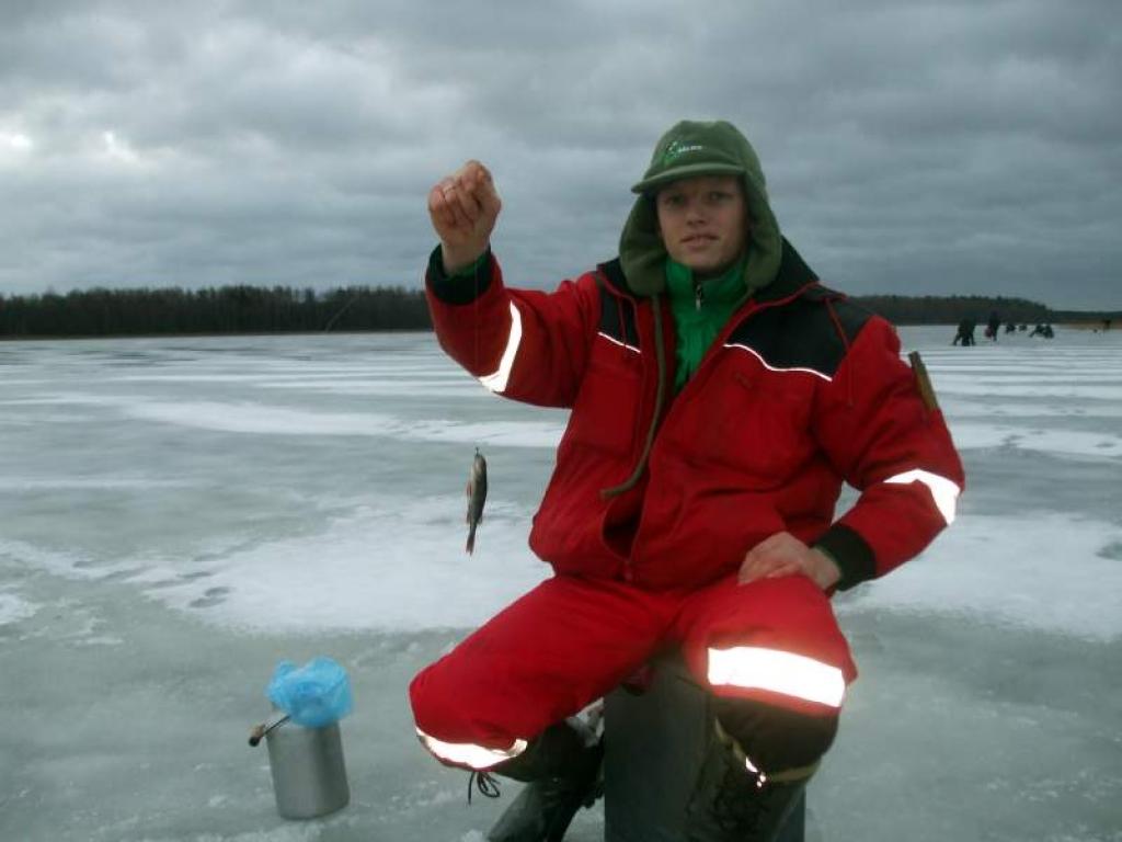 Pirmo zivi šajās sacensībās noķēra beļavietis Dmitrijs Berezjaks, viņš bija arī dienas varonis starp vīriešu kārtas makšķerniekiem, kopā izmakšķerējot 2 kilogramus un 480 gramus zivju.
Autors: Foto: Ziedonis Lazdiņš