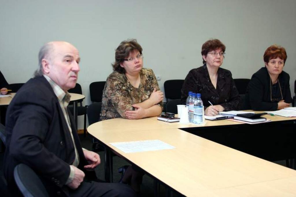 Rajona padomes sēdē Donāts Veikšāns pagastu priekšsēdētājus informēja par jaunāko un būtiskāko, gatavojoties XXIV Vispārējiem latviešu Dziesmu un XIV Deju svētkiem, kas no 5. līdz 12. jūlijam notiks Rīgā. 
Autors: Foto: Gatis Bogdanovs 