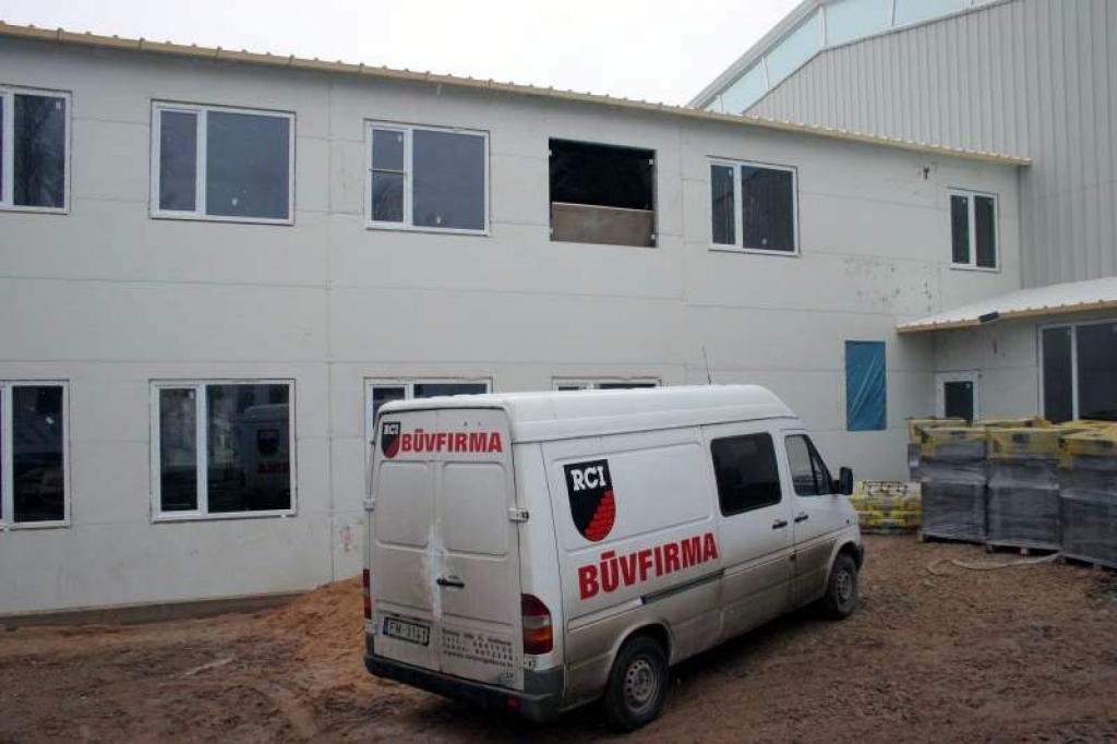 Šobrīd internātam jau ir uzlikts jumts, un drīzumā sāksies iekšdarbi. 
Autors: Foto: Gatis Bogdanovs