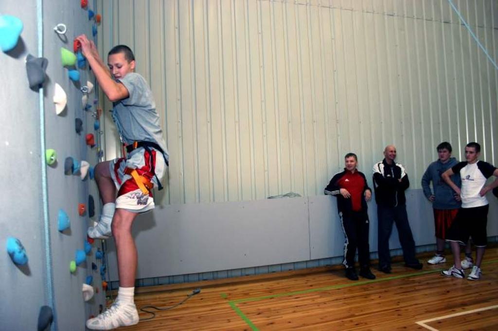 Dienā, kad uzstādīja alpīnisma sienu, to iemēģināt vēlējās daudzi skolēni. 
Autors: Foto: Gatis Bogdanovs 