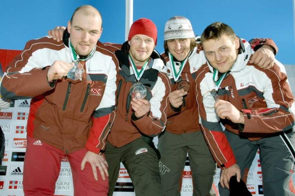  Latvijas bobslejisti Jānis Miņins (no kreisās), Intars Dambis, Oskars Melbārdis un Daumants Dreiškens, izcīnot Eiropas čempionu titulu, svētdien Latvijai sagādāja daudz prieka mirkļu. 
Autors: Foto: Jānis Ķipurs
