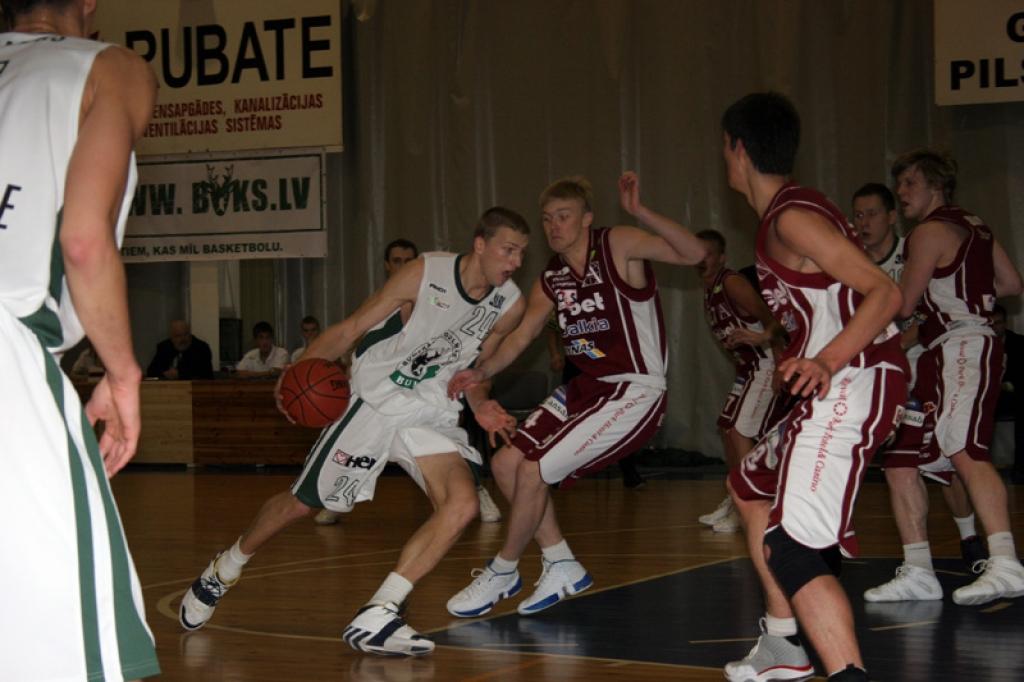 Pozņaks iepriekšējā spēlē ar igauņu basketbolistiem. Šovakar spēlē ar Tribet/Dalkia viņa kontā - 26p.+6AB+5RP.
Autors: Foto: Gatis Bogdanovs (no arhīva)
