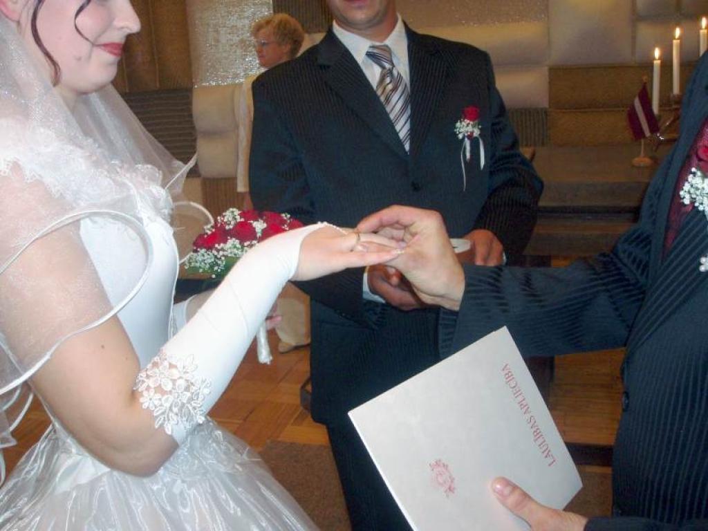 Pērn visvairāk laulības reģistrācijas apliecību izsniegtas jūlijā. Tikai Gulbenes dzimtsarakstu nodaļā vien 17. 7.jūlijā nodaļā laulību reģistrējuši 7 pāri. Neviena laulība nav reģistrēta maijā un novembrī. 
Autors: Foto: no personiskā albuma