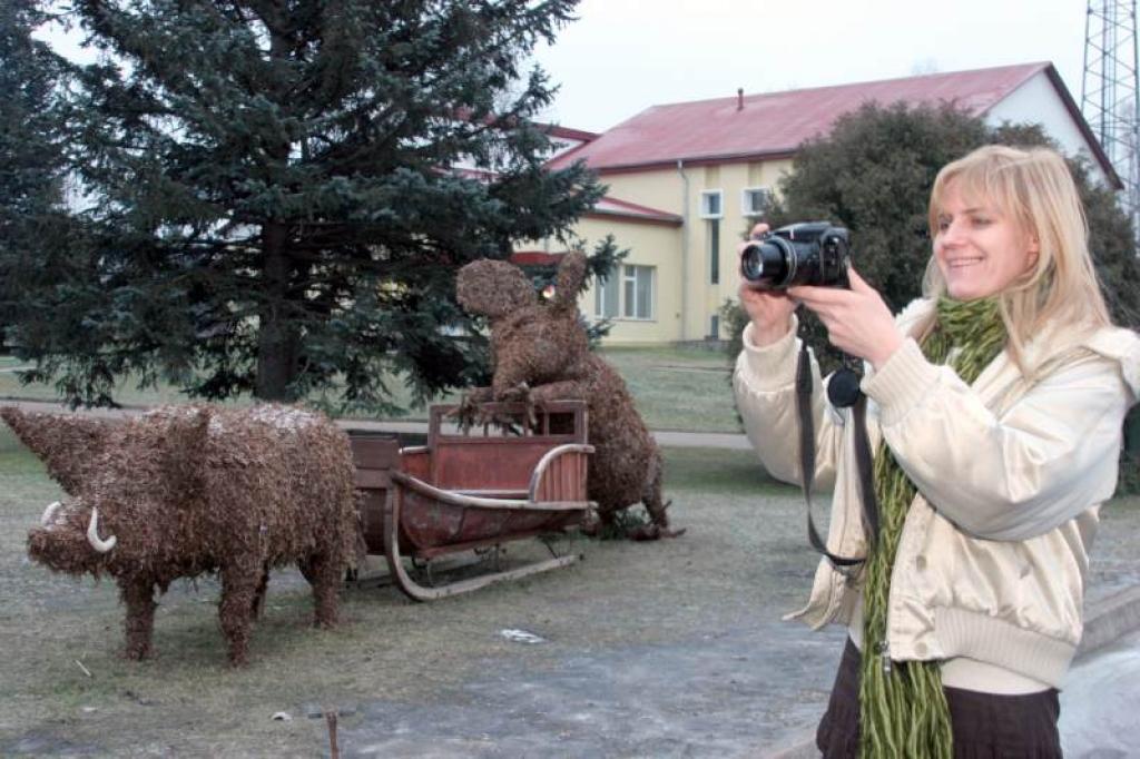 Lejasciema pagasta sabiedrisko attiecību speciāliste Jana Igaviņa steidz iemūžināt pagasta skaistākās vietas, jo teksts bukletā tiks papildināts arī ar vizuālo informāciju.
Autors:  Foto: Gatis Bogdanovs