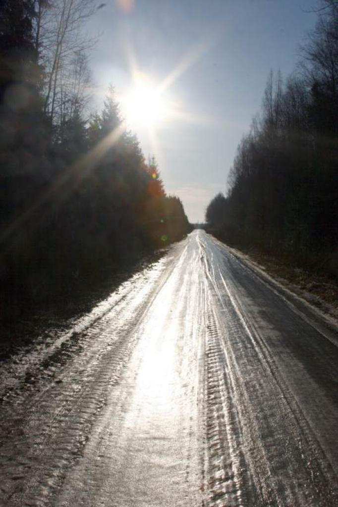 Šobrīd brauktuves ar melno segumu tiekot galvenokārt kaisītas ar smilts un sāls maisījumu, kā arī tikai ar sāli, bet ar grants segumu - rievotas.
Autors: Foto: Gatis Bogdanovs