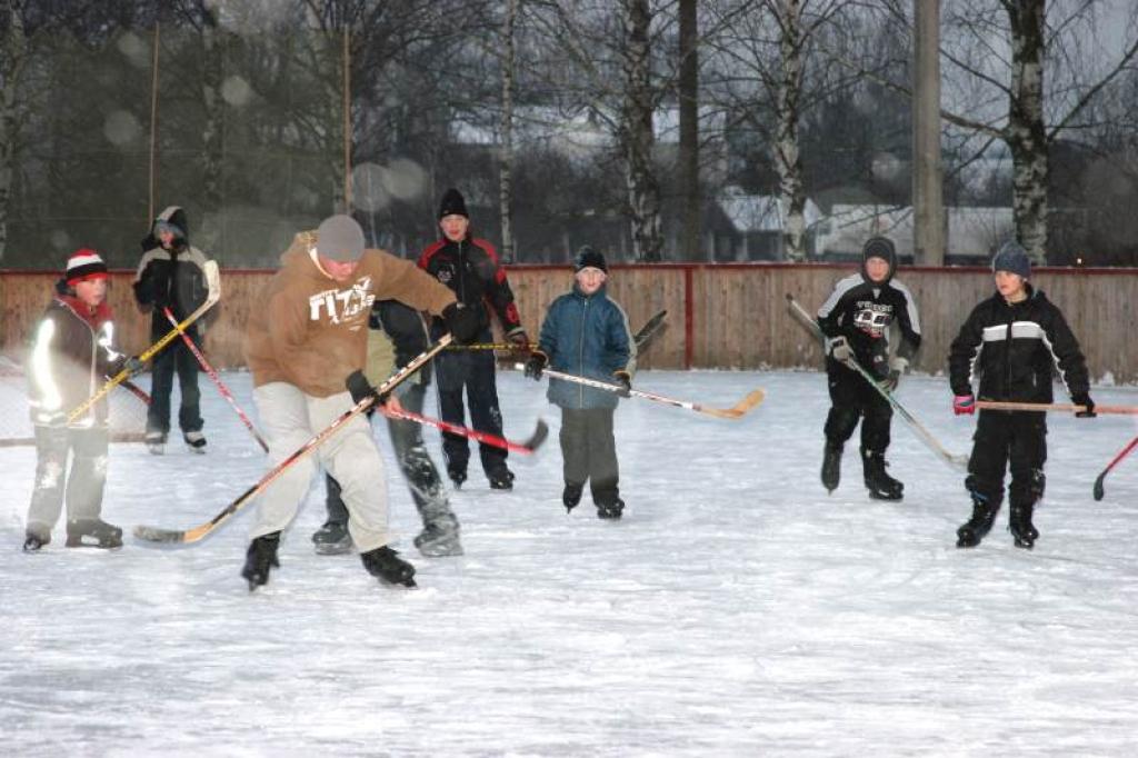 Nedēļas sākumā pilsētas stadiona slidotavā aktīvās atpūtas priekus labprāt baudīja ne mazums gulbeniešu. 
Autors: Foto: Gatis Bogdanovs 