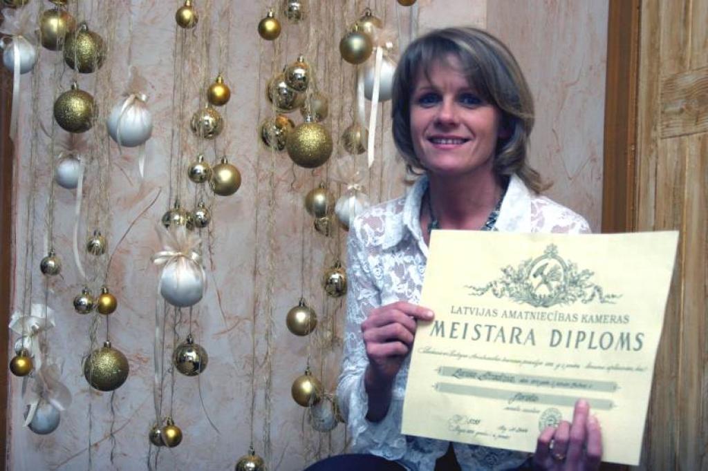 Larisa Stradiņa pie sava pēdējā veidotā darba. 