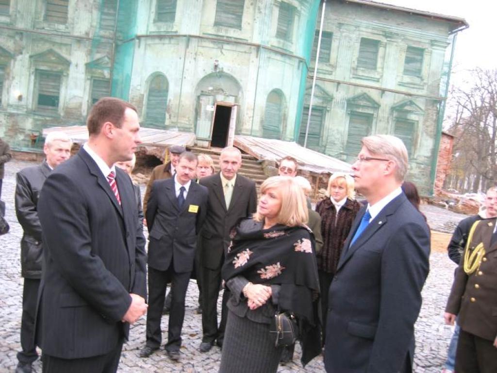 Pagājušā gada oktobra beigās Latvijas Valsts prezidents Valdis Zatlers ar kundzi vizītes laikā Gulbenē apskatīja, kā vērienīgi atdzimst Vecgulbenes muižas komplekss.
Autors: Foto: Gatis Bogdanovs (no arhīva)