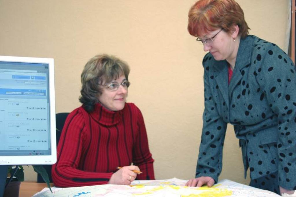 Nekustamā īpašuma novērtētāja Gaida Vīksniņa uzskata, ka veicamā darba apjoms vēl ir milzīgs, tāpēc talkā aicinājusi arī kadastra inženieri Ligitu Pastari. 
Autors: Foto: Gatis Bogdanovs