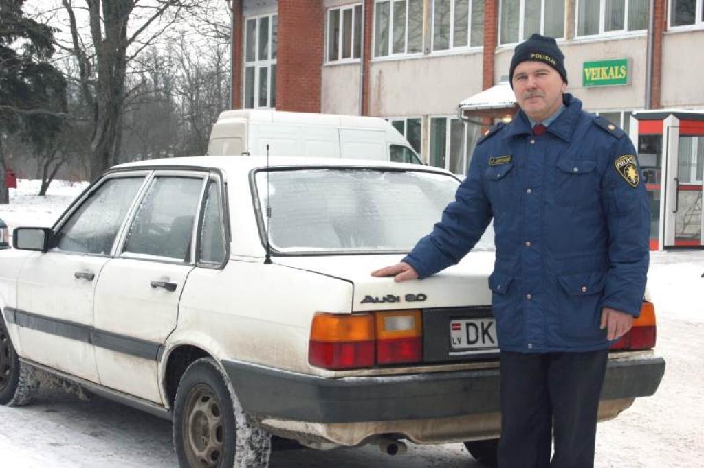 Arī Lizuma pagasta iecirkņa inspektoru Jāni Jansonu, kas brauc ar 1986.gada izlaiduma 