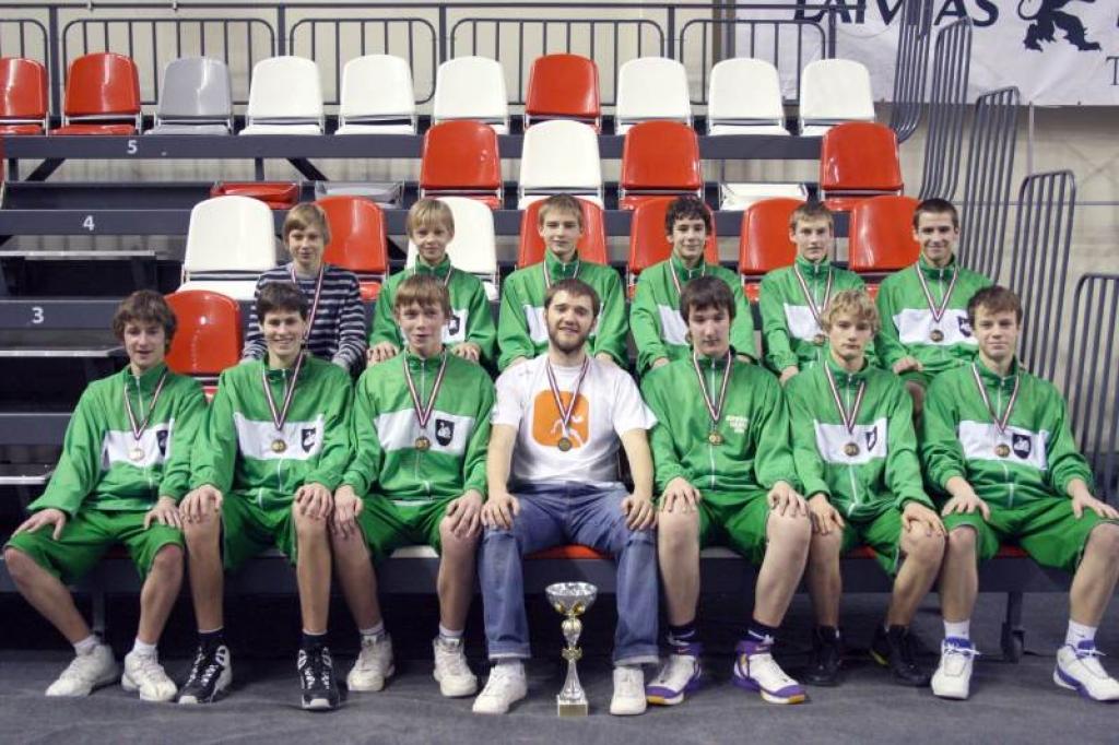 Komandas kapteinis Jānis Kliests (pirmajā rindā no kreisās), Artūrs Lūsis, Normunds Lišiks, treneris Kaspars Mājenieks, Sandis Šimanovskis, Ādams Kluss, Artūrs Mičulis, Ingus Jakovičs (otrajā rindā no kreisās), Ritvars Ginevičs, Kārlis Mediss, Jānis Mičulis, Kaspars Kalniņš un Raimonds Pušķis. 
Autors: Foto: no personiskā albuma