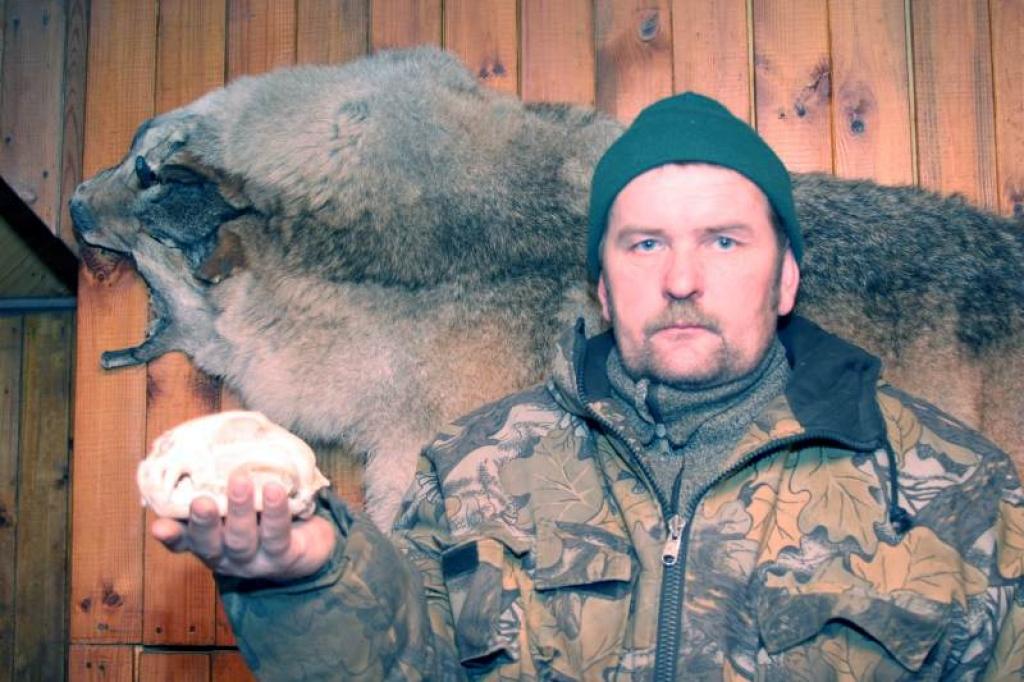 Imants Pušpurs ar savām trofejām - lūša galvaskausu un vilcenes ādu. 
Autors: Foto: Gatis Bogdanovs 