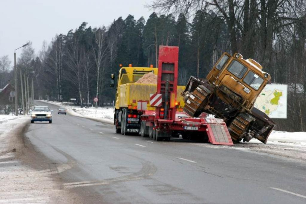 Šāds skats bija vērojams šodien pusdienlaikā, kad no smagās kravas mašīnas platformas “izslīdēja” traktors.
Autors: Foto: Gatis Bogdanovs (no arhīva)