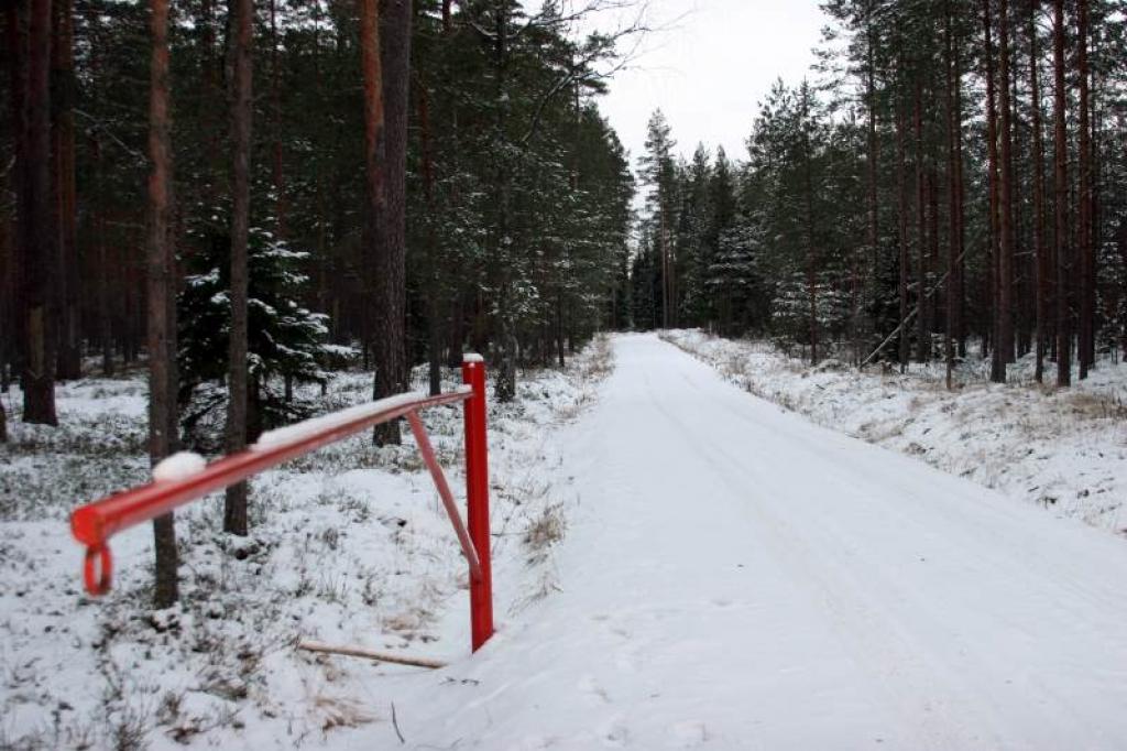 Uz valsts meža ceļiem daudzviet vērojamas sarkanas barjeras, kas ir gan slēgtas, gan periodiski atvērtas. 
Autors: Foto: Gatis Bogdanovs