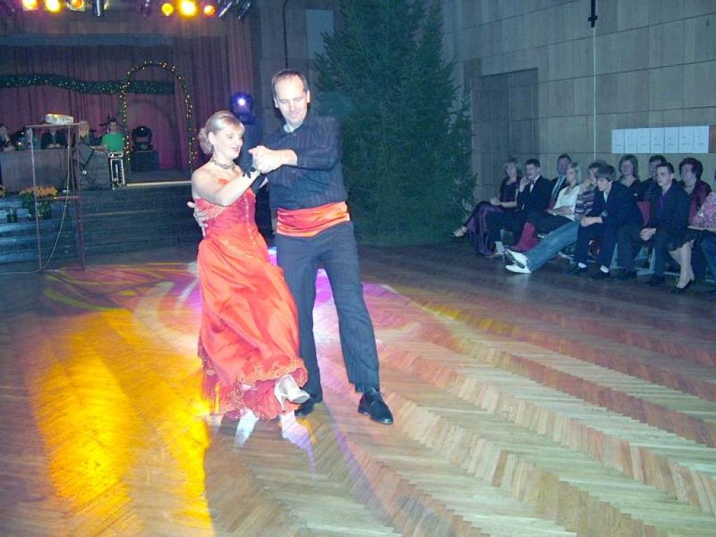 Dejas priekam ļaujas Elita un Jānis Dūtes. 
Autors: Foto: Eva Āboliņa 