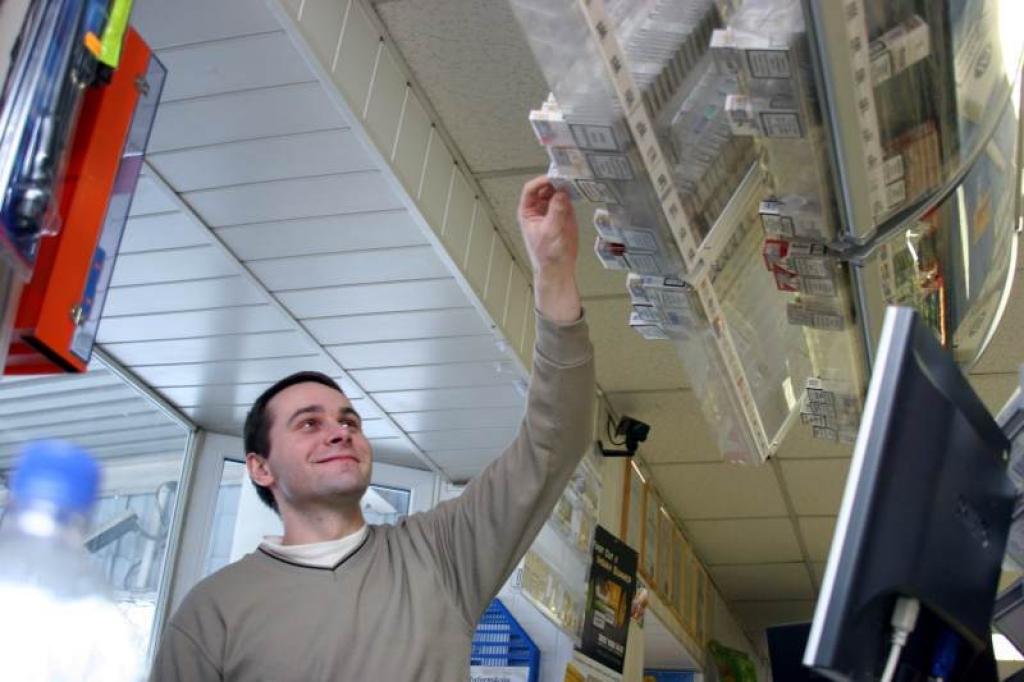 Arī degvielas uzpildes stacijā 