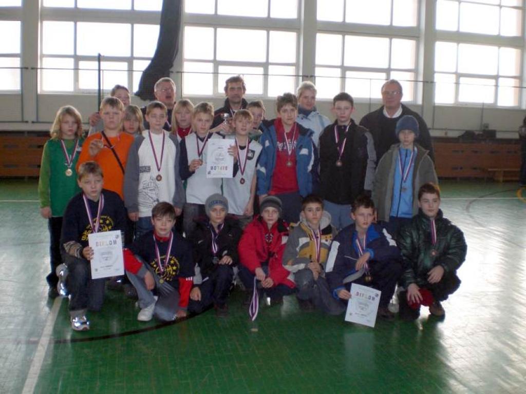 Jaunie basketbolisti starptautiskajā Ziemassvētku turnīrā Čehijā ir izcīnījuši 1.vietu un savā īpašumā ieguvuši kausu, medaļas un diplomus.
Autors: Foto: no personiskā albuma